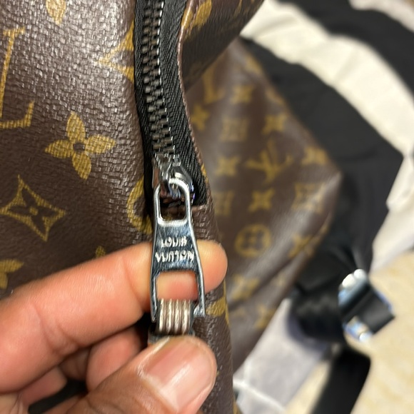 Louis Vuitton Monogram Discovery Backpack - Picture 4 of 17